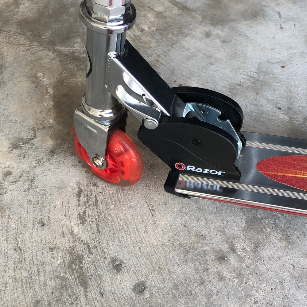 Razor Kids Scooter Ultra - Red and Silver with light up wheels - Picture 6 of 9